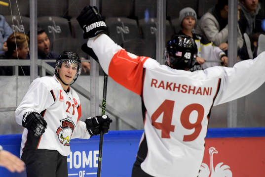 Malmö Redhawks Andy Miele och Rhett Rakhshani jublar