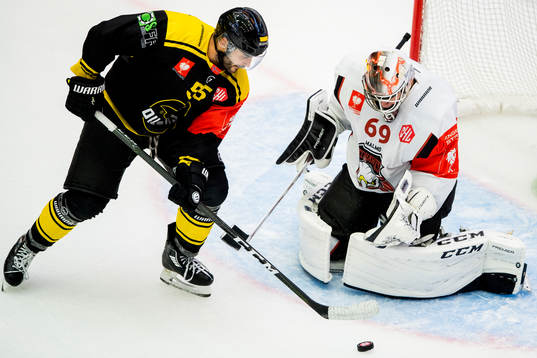 Stavanger Oilers Josh Soares gör 1-1 bakom Malmö Redhawks