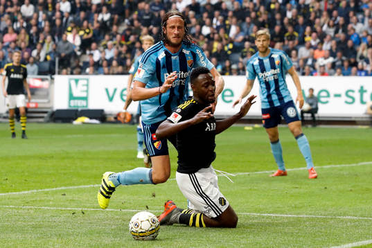 s Chinedu Ogbuke Obasi och Djurgårdens Jonas Olsson
