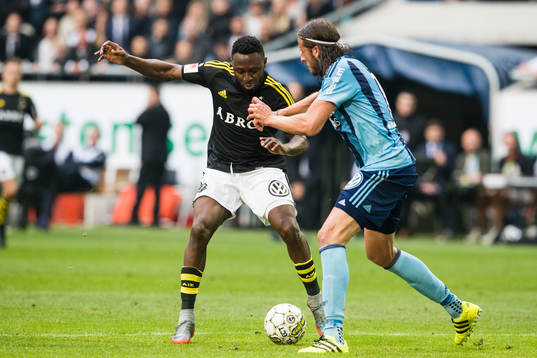 s Chinedu Ogbuke Obasi i kamp om bollen med Djurgårdens