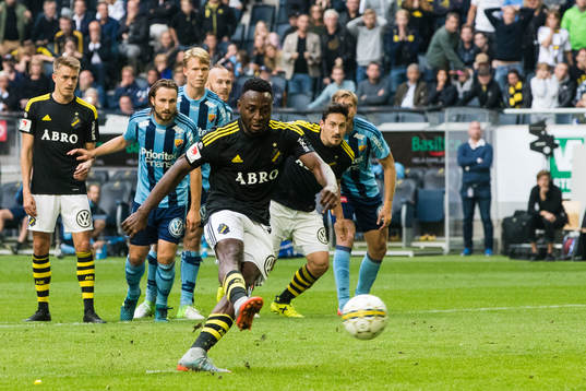s Chinedu Ogbuke Obasi gör 1-0 på straff