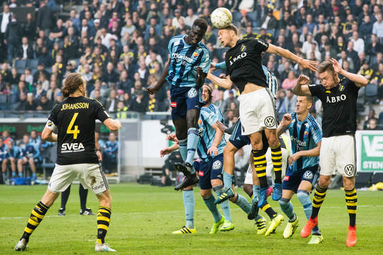 s Per Karlsson på en hörna