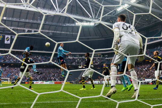 Djurgårdens Aliou Badji gör 1-1 på hörna