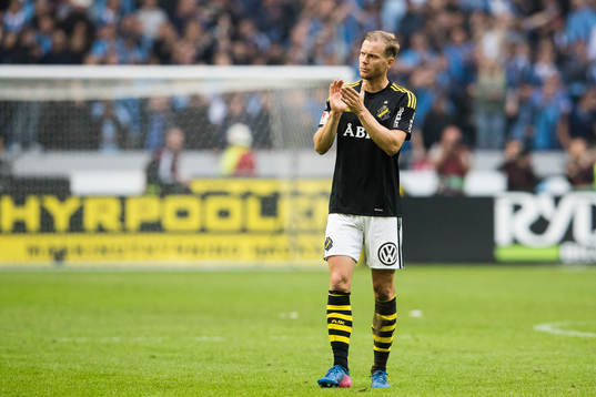 s Per Karlsson tackar publiken
