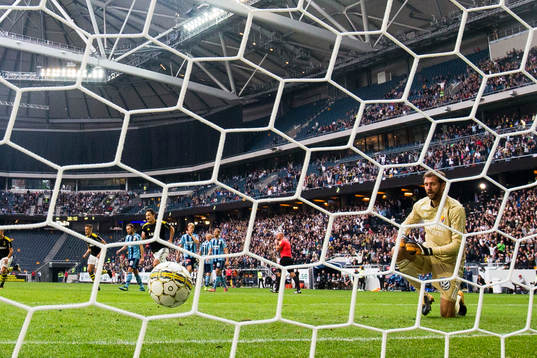 Djurgårdens målvakt Andreas Isaksson deppar