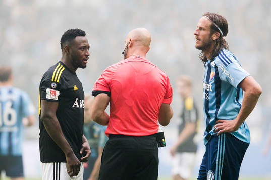 s Chinedu Ogbuke Obasi och Djurgårdens Jonas Olsson