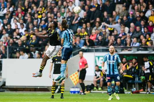 s Chinedu Ogbuke Obasi i en nickduell med Djurgårdens