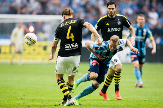 s Nils-Eric Johansson stoppar Djurgårdens Gustav Engvall