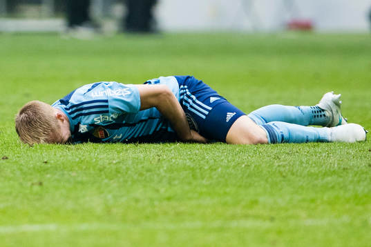 Djurgårdens Elliot Käck ligger och har ont