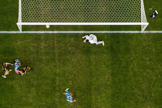 Djurgårdens Aliou Badji (ej i bild) nickar in 1-1 bakom