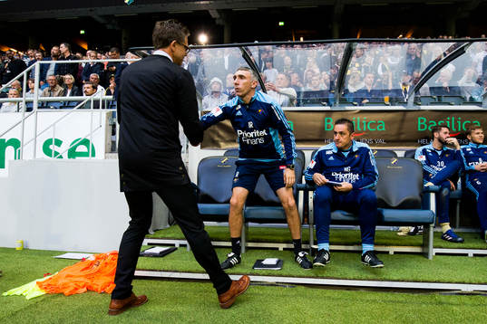 s tränare Rikard Norling hälsar på Djurgårdens
