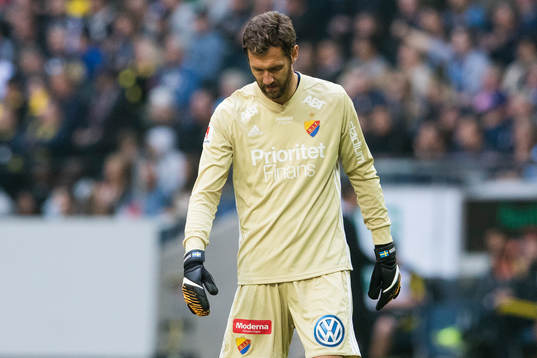 Djurgårdens målvakt Andreas Isaksson deppar