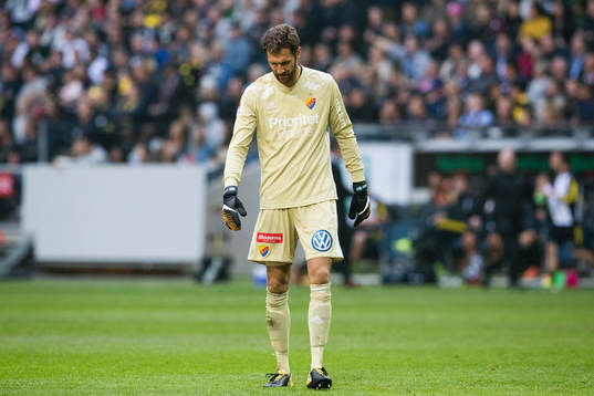 Djurgårdens målvakt Andreas Isaksson deppar