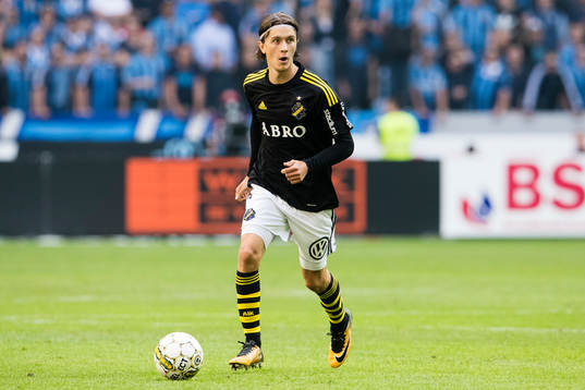 s Kristoffer Olsson med bollen