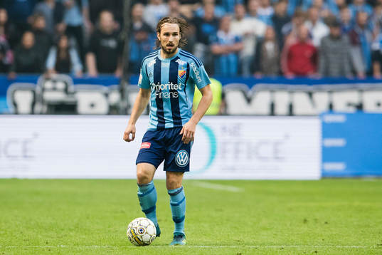 Djurgårdens Kevin Walker med bollen