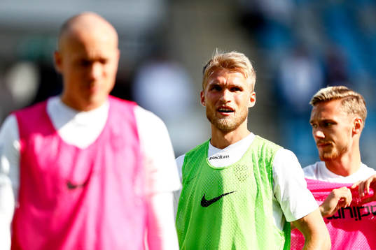 Norrköpings Sebastian Andersson värmer upp