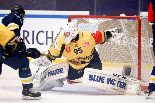Goalkeeper Nicolaj Henriksen of Esbjerg
