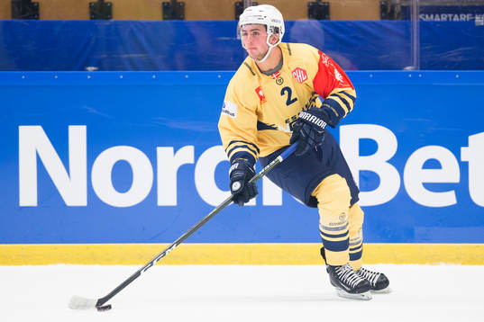 Esbjerg Anders Krogsgaard with the puck