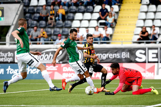 Häckens Paulinho och Jönköpings målvakt Francisco