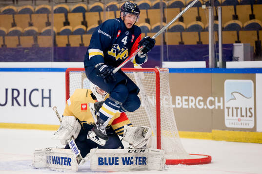 HV71 Max Wärn in front of Esbjerg goalkeeper Nicolaj