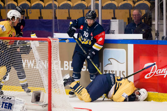 HV71 Martin Thörnberg tackles Esbjerg Christian Wejse