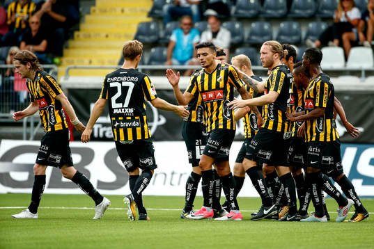 Häckens Ahmed Yasinjublar med lagkamrater
