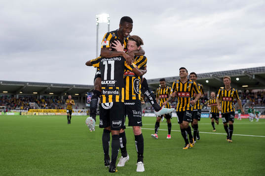 Häckens Nasiru Mohammed jublar och omfamnas av Mohammed