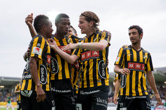Häckens Nasiru Mohammed jublar och omfamnas av Mohammed