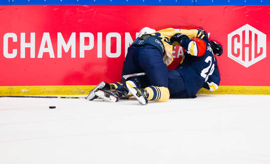 Søren Pedersen  of Esbjerg and Anton Bengtsson of HV71