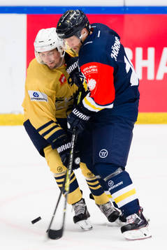 Colin Vock  of Esbjerg and Martin Thörnberg of HV71