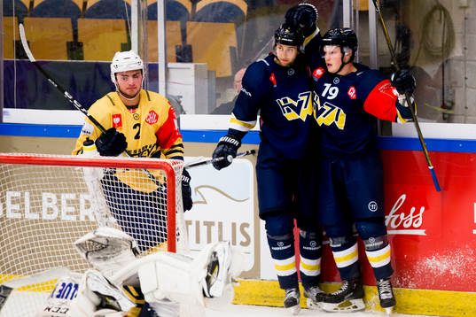 Anders Krogsgaard of Esbjerg looks dejected and Kevin