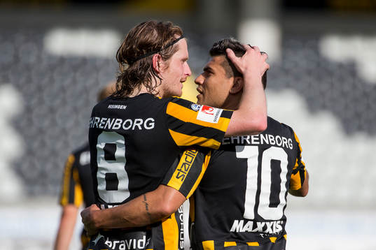 Häckens Paulinho jublar ihop med Erik Friberg