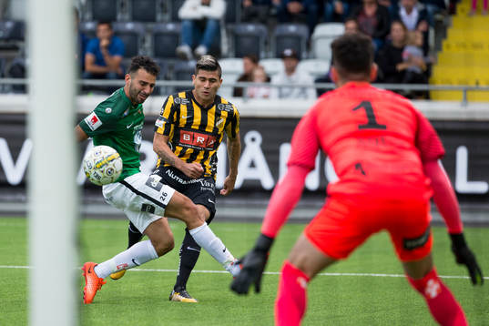 Häckens Paulinho slår ett inlägg