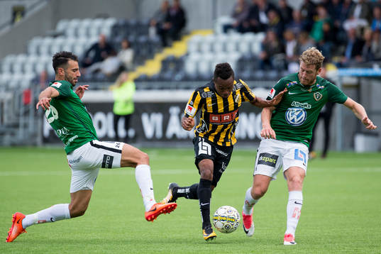 Häckens Nasiru Mohammed mellan Jönköpings André Calisir
