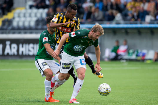 Häckens Nasiru Mohammed mellan Jönköpings André Calisir