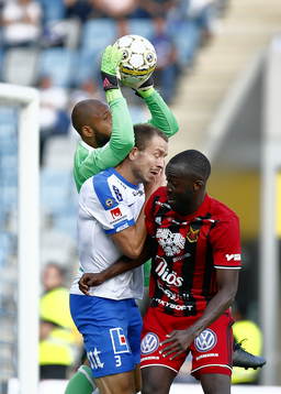 Östersunds målvakt Aly Keita, Norrköpings Jón Gudni