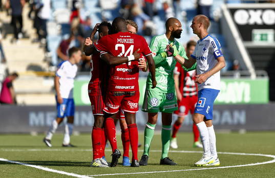Spelarna tackar varandra