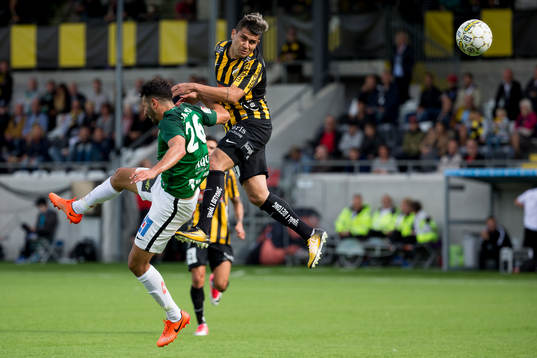 Häckens Paulinho vinner en nickduell mot Jönköpings