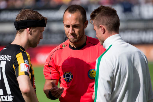 Domare Kaspar Sjöberg singlar slant innan fotbollsmatchen