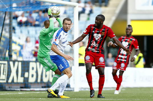 Östersunds målvakt Aly Keita, Norrköpings Jón Gudni