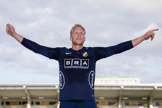Häckens målvakt Peter Abrahamsson tackar publiken