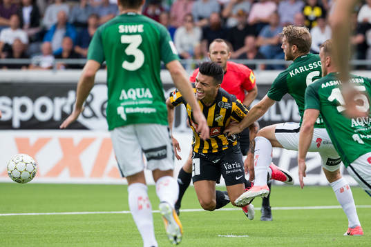 Jönköpings Stefan Karlsson fäller Häckens Ahmed Yasin