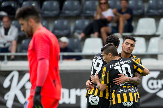 Häckens Ahmed Yasin jublar ihop med Daleho Irandust och
