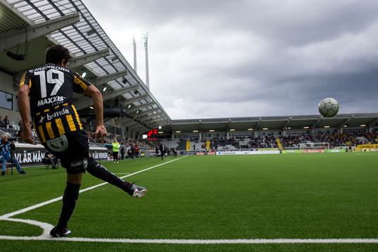 Häckens Daleho Irandust slår en hörna