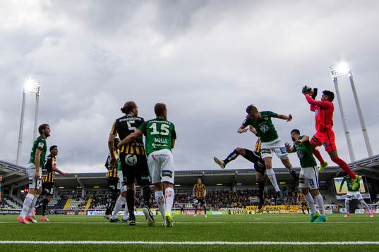 Jönköpings målvakt Francisco Marmolejo Mancilla tar ned
