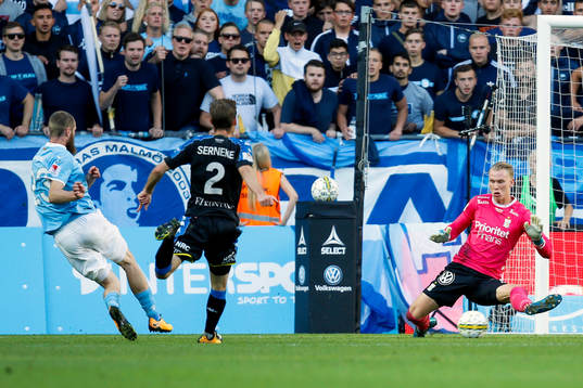 Malmö FFs Jo Inge Berget gör 1-1 bakom IFK Göteborgs