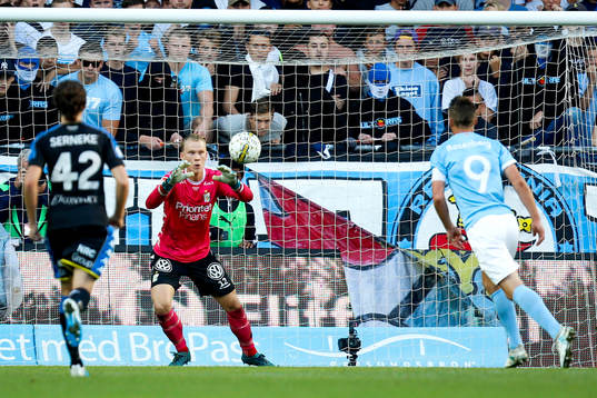 Malmö FFs Markus Rosenberg chippar straffen i famnen på
