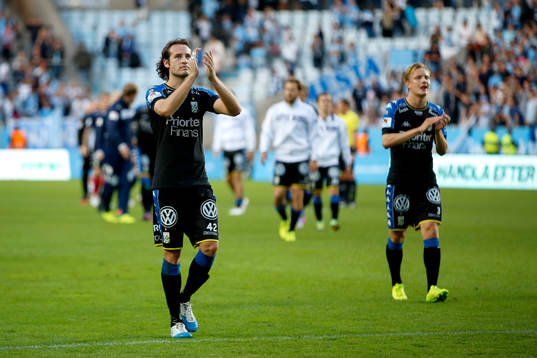 IFK Göteborgs Mikkel Diskerud jublar med fansen