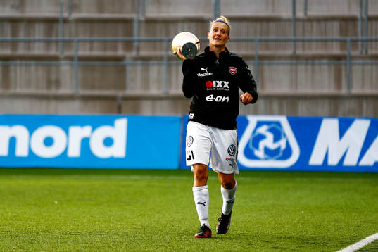 Rosengårds Anja Mittag jublar med pokalen