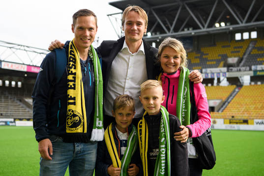 Elfsborgs Viktor Prodell poserar med supportrar